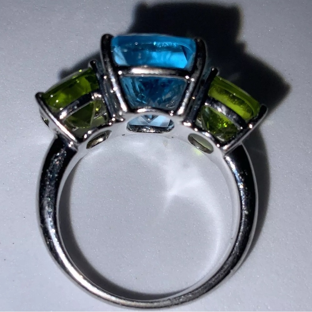 ๐ฉต๐๐ฉต EFFY 3 Stone White Gold 18K Blue
Topaz & Peridot Ring Size 6.5 - Picture 6 of 6